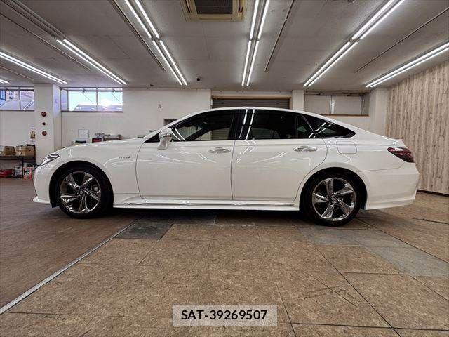 Toyota CROWN SEDAN 2018-08 8207030-20
