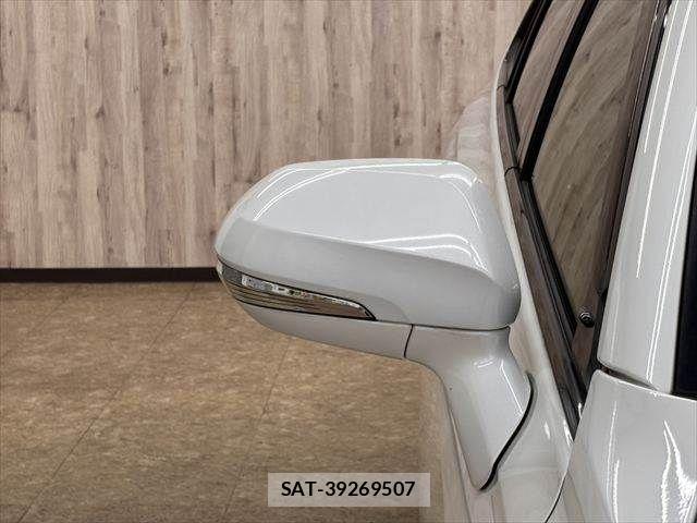 Toyota CROWN SEDAN 2018-08 8207030-26