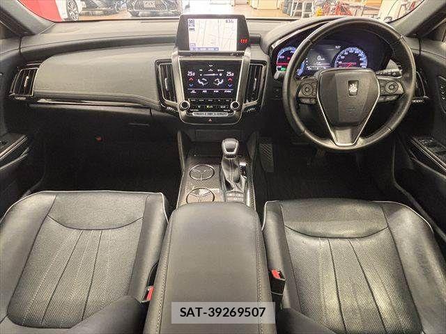 Toyota CROWN SEDAN 2018-08 8207030-2
