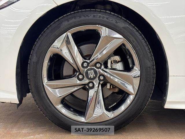 Toyota CROWN SEDAN 2018-08 8207030-29