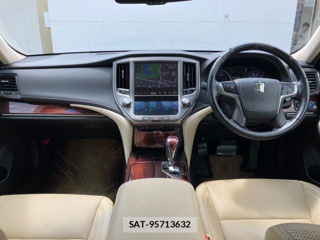Toyota CROWN SEDAN 2013-07 8207061-1