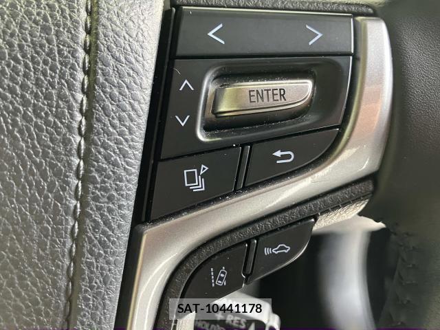 Toyota CROWN SEDAN 2018-04 8207038-16