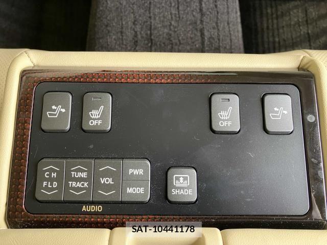 Toyota CROWN SEDAN 2018-04 8207038-22