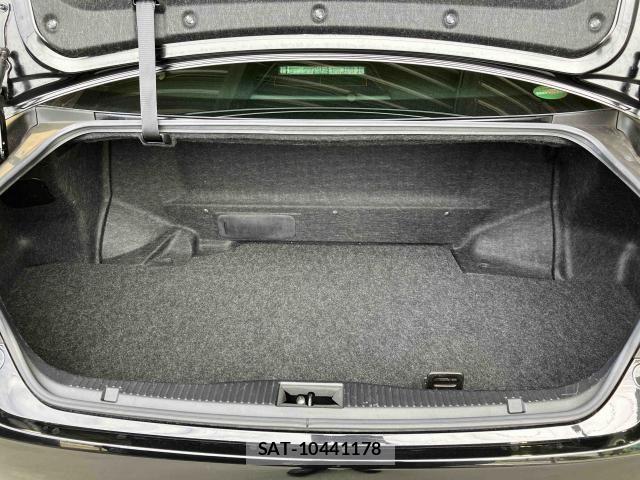 Toyota CROWN SEDAN 2018-04 8207038-23