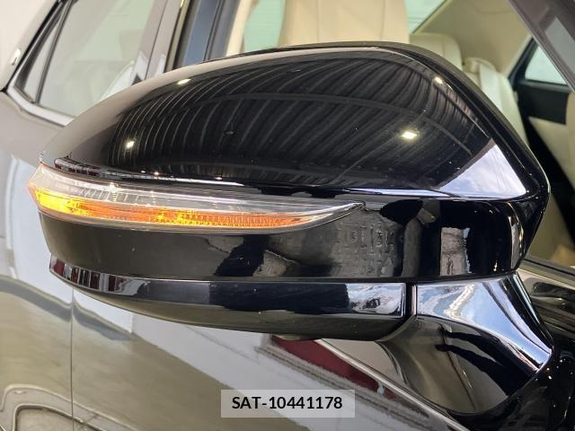 Toyota CROWN SEDAN 2018-04 8207038-4
