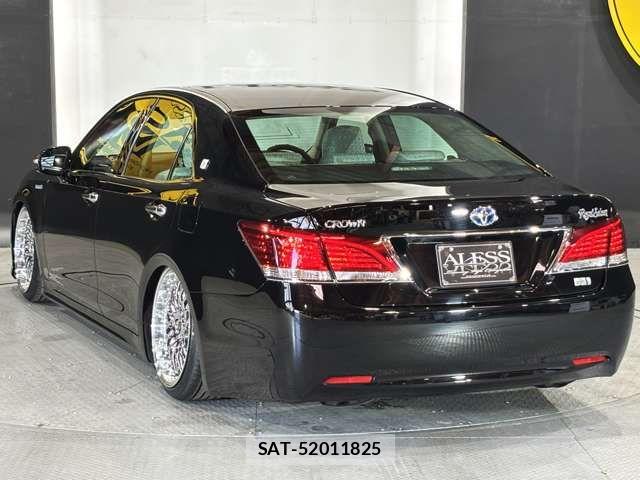 Toyota CROWN SEDAN 2017-06 8244921-12