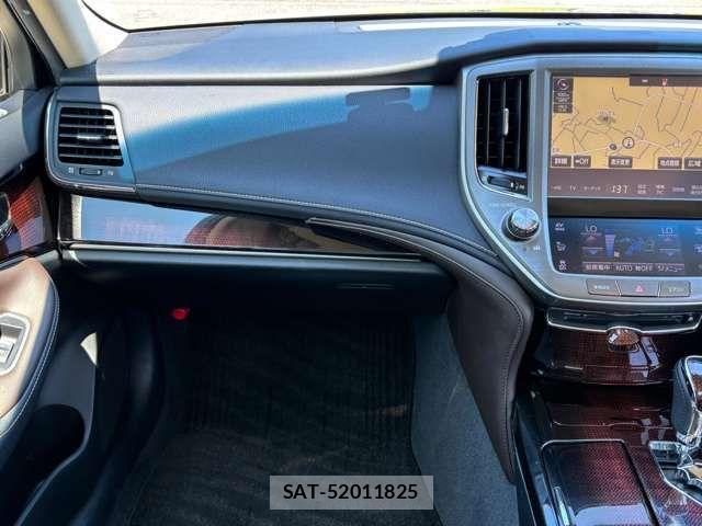 Toyota CROWN SEDAN 2017-06 8244921-18