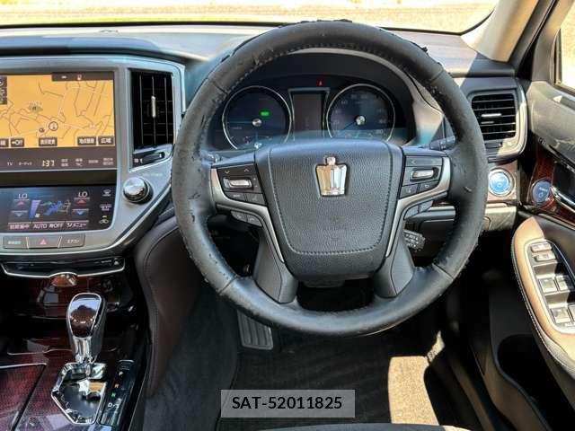 Toyota CROWN SEDAN 2017-06 8244921-19