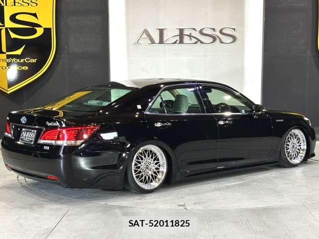 Toyota CROWN SEDAN 2017-06 8244921-2