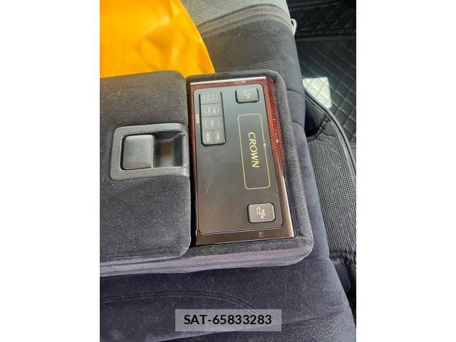 Toyota CROWN SEDAN 2017-07 8313950-14