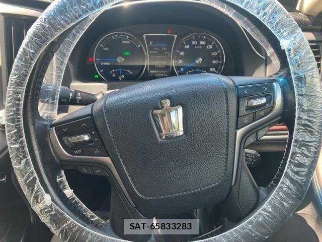 Toyota CROWN SEDAN 2017-07 8313950-17