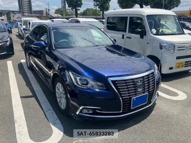 Toyota CROWN SEDAN 2017-07 8313950-1