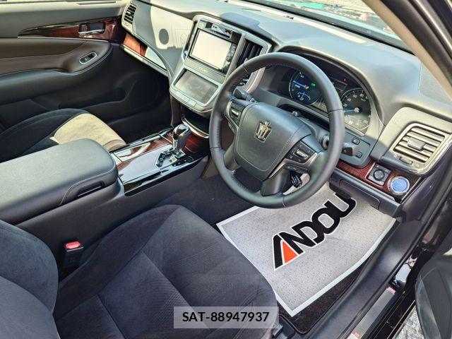 Toyota CROWN SEDAN 2017-06 8313936-9