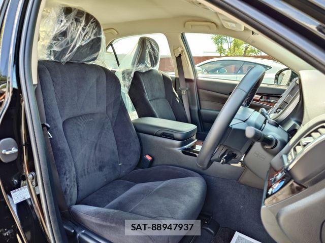 Toyota CROWN SEDAN 2017-06 8313936-10
