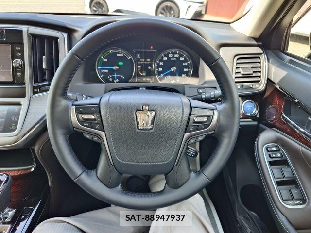 Toyota CROWN SEDAN 2017-06 8313936-11