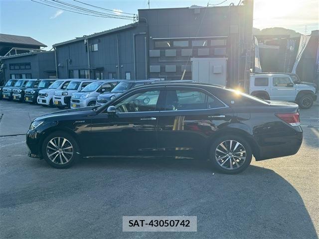 Toyota CROWN SEDAN 2017-06 8313937-10