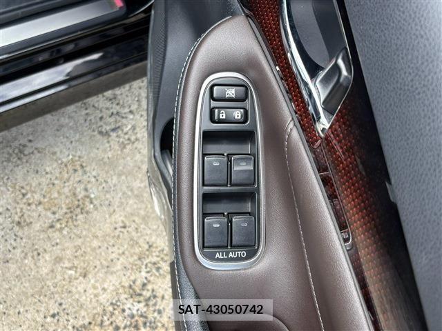 Toyota CROWN SEDAN 2017-06 8313937-17