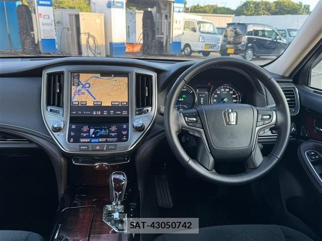 Toyota CROWN SEDAN 2017-06 8313937-20
