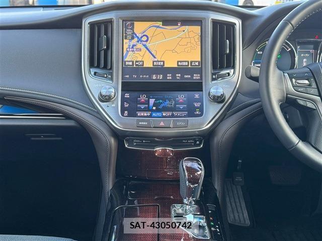 Toyota CROWN SEDAN 2017-06 8313937-21