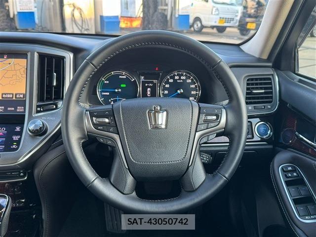 Toyota CROWN SEDAN 2017-06 8313937-24