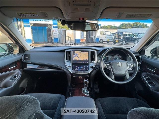 Toyota CROWN SEDAN 2017-06 8313937-2