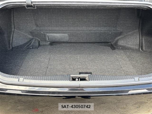 Toyota CROWN SEDAN 2017-06 8313937-6