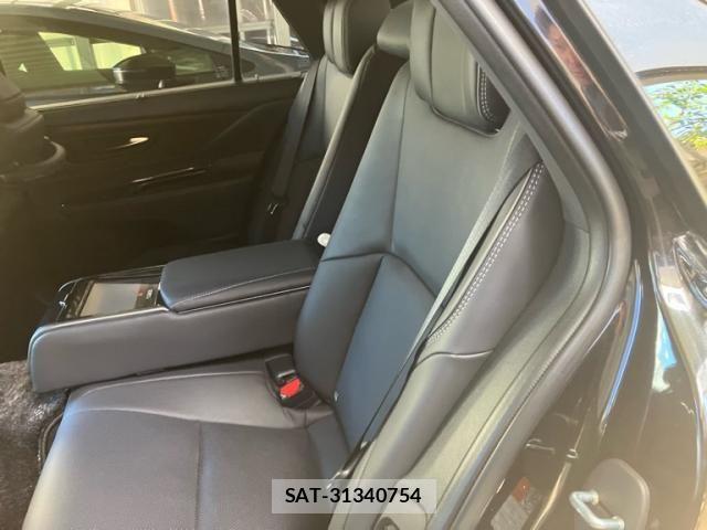 Toyota CROWN SEDAN 2023-12 8335356-24