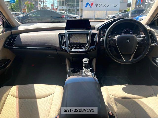 Toyota CROWN SEDAN 2018-07 8365310-1