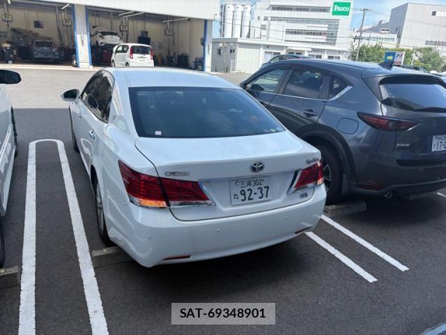 Toyota CROWN SEDAN 2013-06 8371552-1
