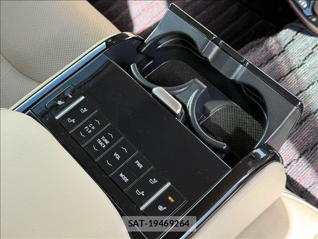 Toyota CROWN SEDAN 2019-08 8411803-16