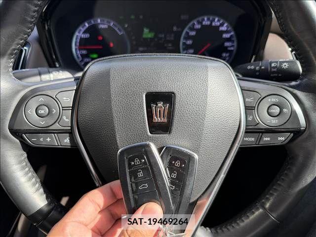 Toyota CROWN SEDAN 2019-08 8411803-17