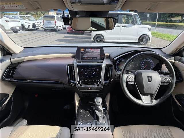 Toyota CROWN SEDAN 2019-08 8411803-1