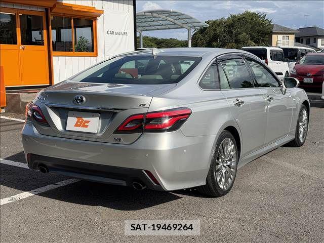 Toyota CROWN SEDAN 2019-08 8411803-23