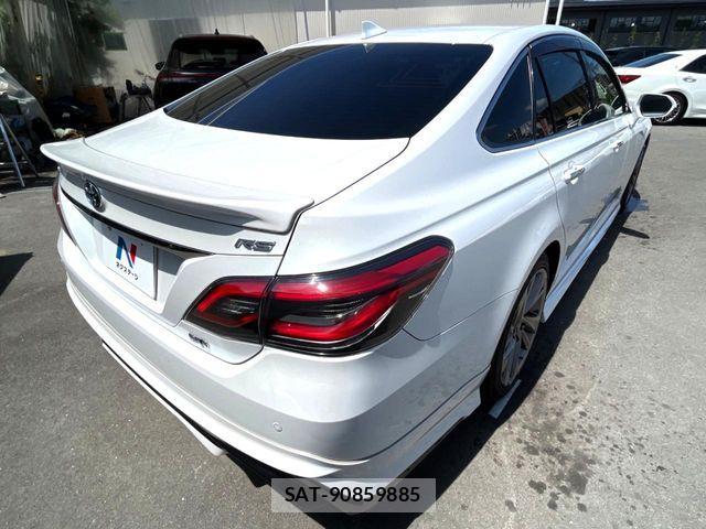 Toyota CROWN SEDAN 2022-04 8438024-19