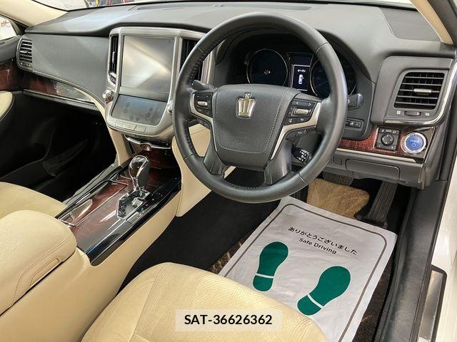 Toyota CROWN SEDAN 2015-11 8524178-13