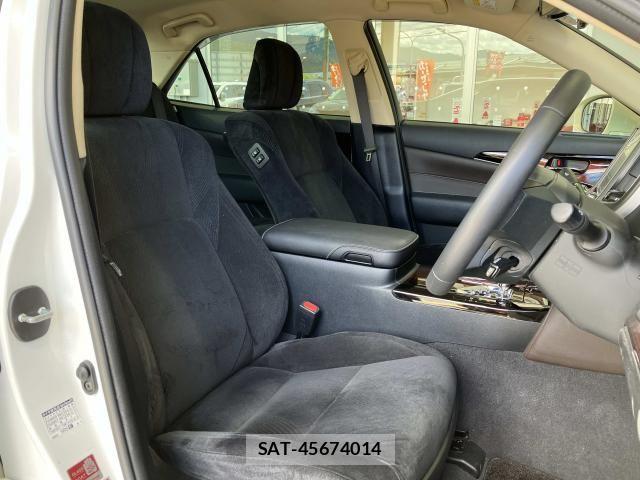 Toyota CROWN SEDAN 2017-06 8561561-18