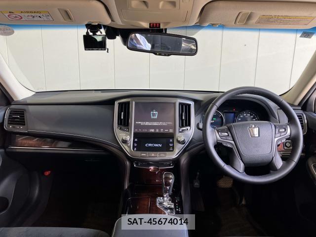 Toyota CROWN SEDAN 2017-06 8561561-1