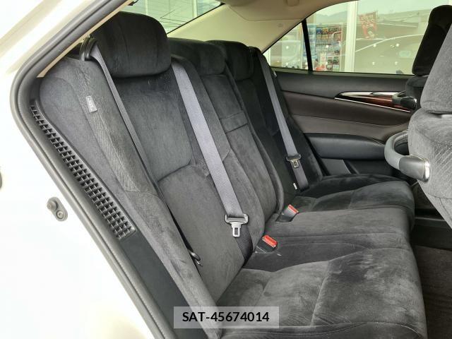 Toyota CROWN SEDAN 2017-06 8561561-19