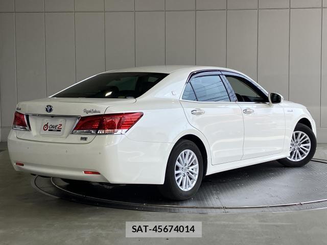 Toyota CROWN SEDAN 2017-06 8561561-27