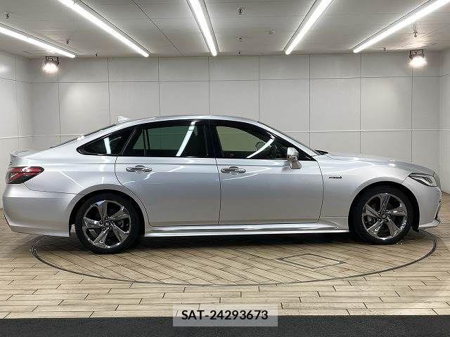 Toyota CROWN SEDAN 2018-08 8626287-17