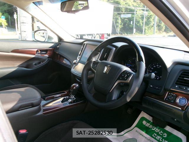 Toyota CROWN SEDAN 2015-05 8666004-1