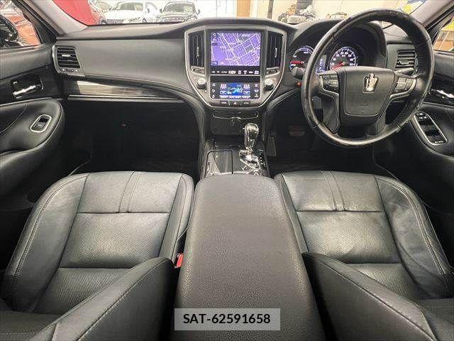 Toyota CROWN SEDAN 2013-08 8658573-2