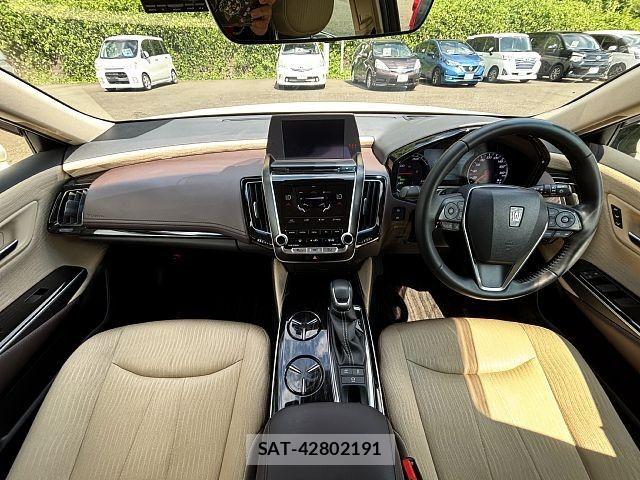 Toyota CROWN SEDAN 2019-11 8658564-1