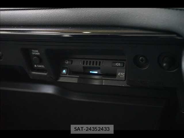 Toyota CROWN SEDAN 2019-01 8779867-6