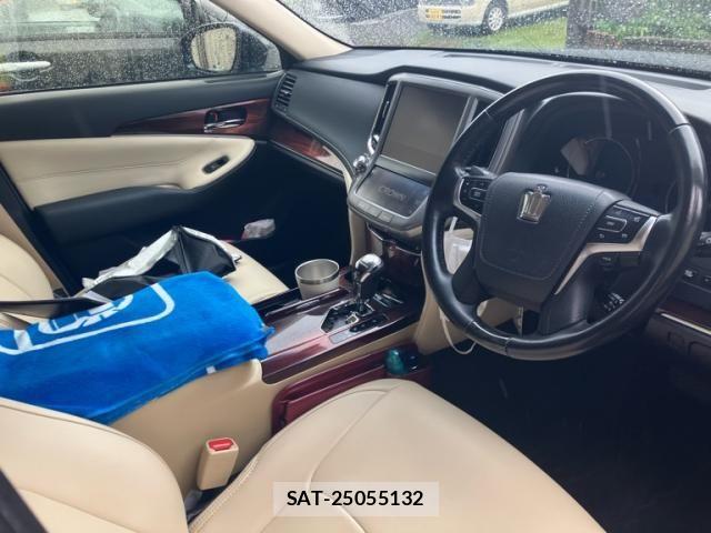Toyota CROWN SEDAN 2013-11 8795640-10