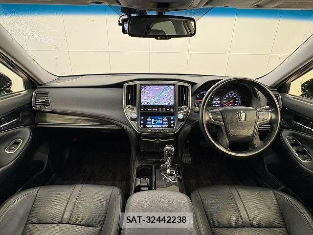 Toyota CROWN SEDAN 2014-03 8795636-1