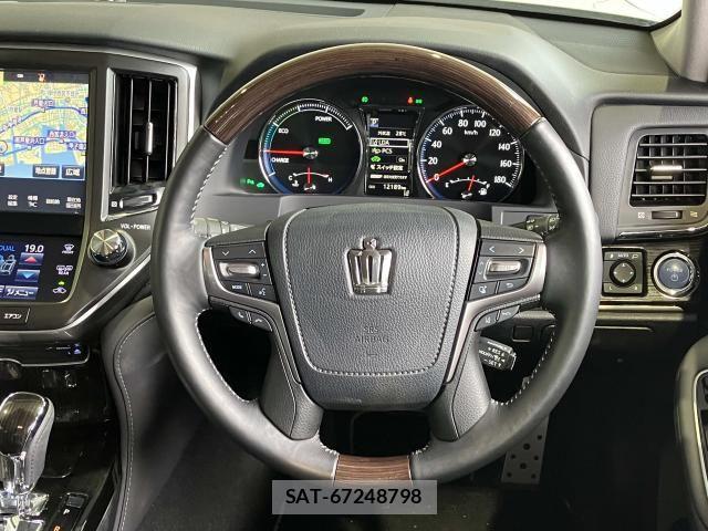 Toyota CROWN SEDAN 2018-04 8828409-10
