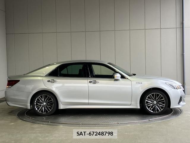 Toyota CROWN SEDAN 2018-04 8828409-25