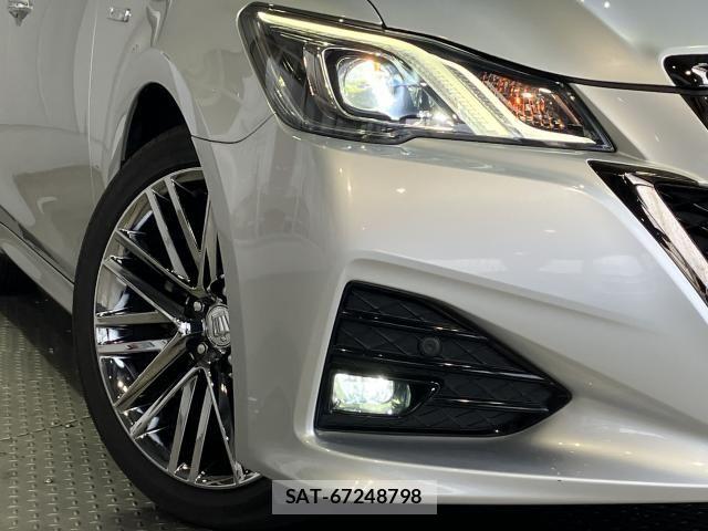 Toyota CROWN SEDAN 2018-04 8828409-3