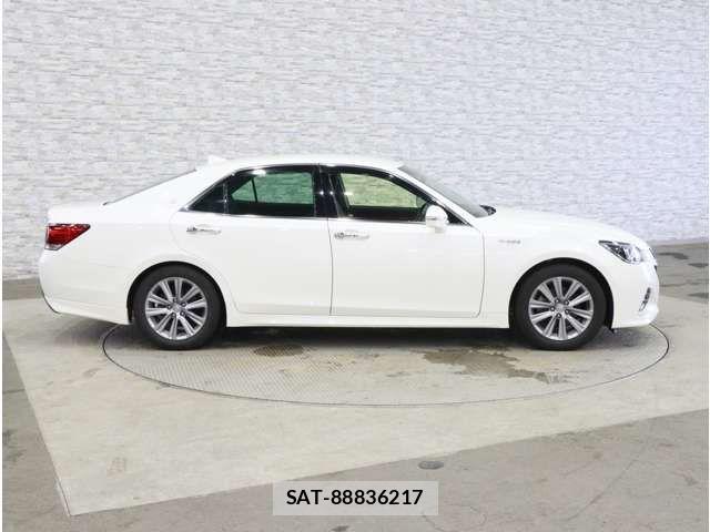 Toyota CROWN SEDAN 2017-05 8879263-13